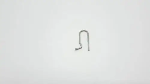 Drahtclip mit gebogener Form, verwendet in Heizsystemen, möglicherweise von der Marke Remeha, um Druckschalter im Heizkreis zu fixieren.